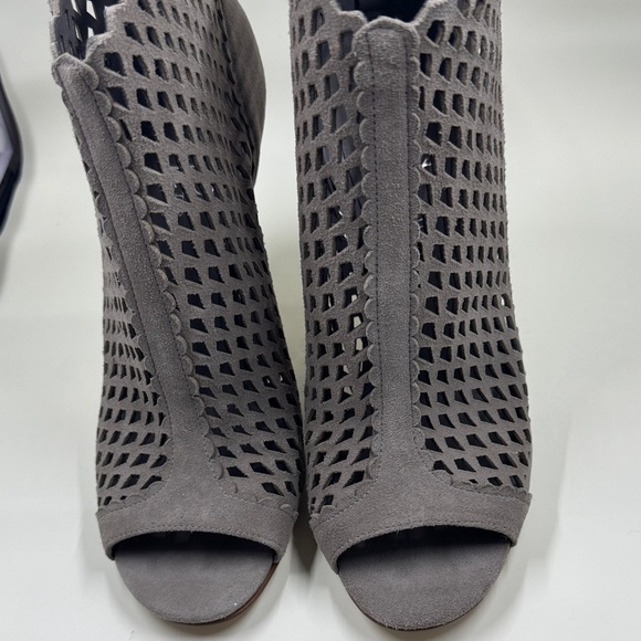 Ivanka T Elegant Gray Women's Heeled Shoes SZ 8.5 - Picture 3 of 4